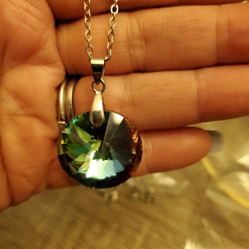 Short necklace like oil slick